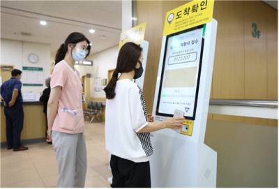 일산백병원이 최근 외래 진료 구역에 무인 도착 접수 시스템을 새롭게 구축했다. 환자는 외래 도착 후 등록번호나 진료카드 바코드를 키오스크에 입력하면 자동으로 진료가 접수되는 방식이다.