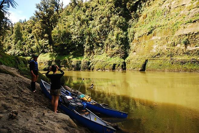 카약을 타고 이동해야 하는 황가누이 저니 [뉴질랜드관광청 제공]