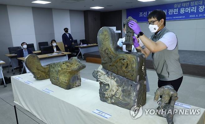 조선시대 취두와 검파 (서울=연합뉴스) 한상균 기자 = 국립해양문화재연구소와 태안해양유물전시관이 29일 국립고궁박물관에서 태안 청포대 갯벌 출토 조선 왕실 관련 용머리 장식기와를 공개했다. 2022.6.29 xyz@yna.co.kr