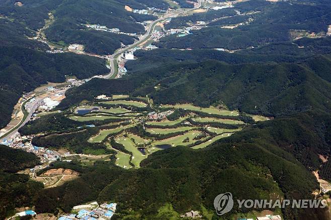 경기도 골프장 전경  (서울=연합뉴스) 조보희 기자 = 하늘에서 본 경기도 골프장.