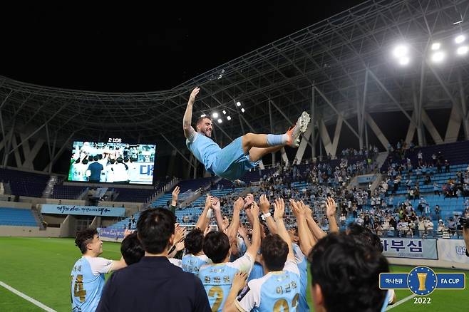포항과의 FA컵 8강전을 마치고 동료들의 헹가래 받는 라마스 [대한축구협회 제공. 재판매 및 DB 금지]