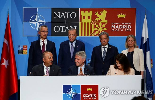 (로이터 마드리드=연합뉴스) 28일(현지시간) 북대서양조약기구 정상회의에서 튀르키예, 핀란드, 스웨덴 정상 등이 함께 있다. 2022.6.28 photo@yna.co.kr