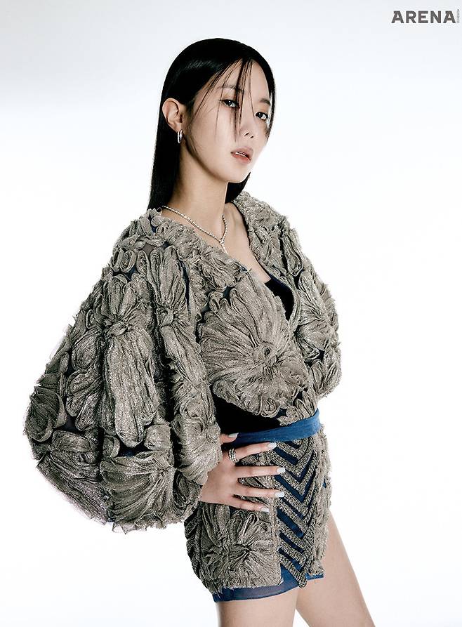 점프수트는 손정완, 네크리스·이어링·링은 모두 불가리 제품.