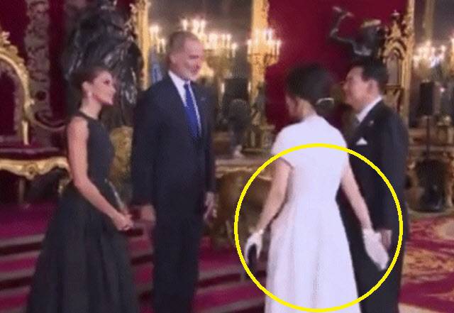 윤석열 대통령 부인 김건희 여사가 28일(현지시간) 스페인 마드리드 왕궁에서 열린 펠리페 6세 스페인 국왕 내외 주최 만찬에 참석, 조 바이든 미국 대통령 부인 질 바이든 여사와 기념촬영을 하고 있다.(사진=대통령실 제공)