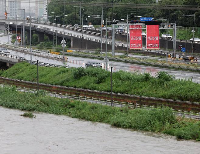 중랑천 수위 상승, 통제되는 동부간선도로(사진=연합뉴스)