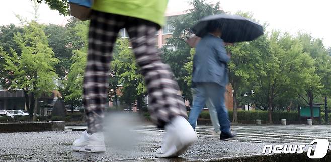비가 내린 전북 전주시 전북대학교에서 우산을 쓴 시민들이 발걸음을 재촉하고 있다./뉴스1 © News1 유경석 기자