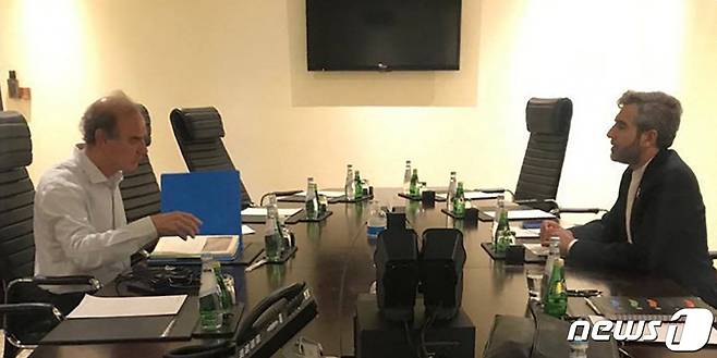 28일 카타르 도하에서 이란측 협상대표인 알리 바게리 카니와 중재자인 엔리케 모라 유럽연합 대외관계청 사무차장이 만나 핵합의 복원을 위한 간접 협상을 하고 있다. © AFP=뉴스1 © News1 강민경 기자