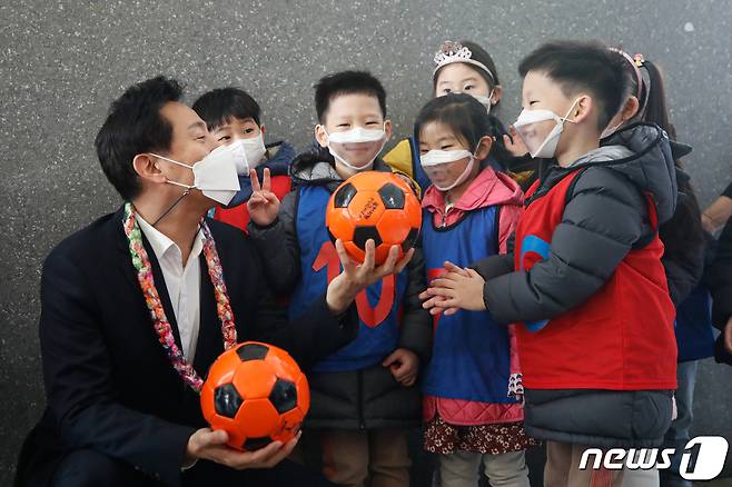 오세훈 서울시장이 지난 3월 개최된 서울 강서구 마곡단지 내 서울형 모아어린이집에서 현장 간담회에 앞서 아이들과 대화하고 있다.  2022.3.22/뉴스1 © News1 이승배 기자