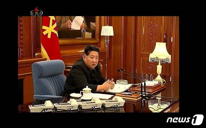 지난 27일 노동당 중앙위원회 본부청사에서 열린 비서국 확대회의에서 김정은 당 총비서 앞에 놓인 전화기 4대가 포착됐다.(조선중앙TV 갈무리)© 뉴스1