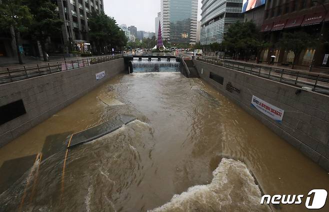 장마전선이 중부지방을 중심으로 강하게 발달하면서 수도권과 영서 남부, 충청 북부에 호우 경보가 발효된 30일 오전 서울 중구 청계천이 물에 잠겨 출입이 통제 되고 있다. 2022.6.30/뉴스1 © News1 송원영 기자