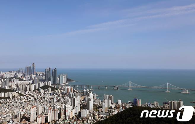 부산 수영구 황령산에서 바라본 부산 도심./뉴스1 © News1
