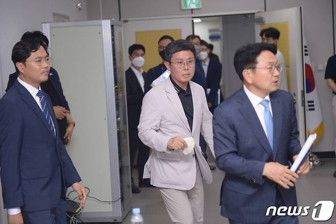 안도걸 전 기획재정부 2차관(가운데)이 30일 강기정 광주시장 당선인 인수위 '새로운 광주시대 준비위원회' 사무실로 들어가고 있다. 안 전 차관은 광주시 재정자문역을 맡아 돕기로 했다. 2022.6.30/뉴스1 © News1 박준배 기자