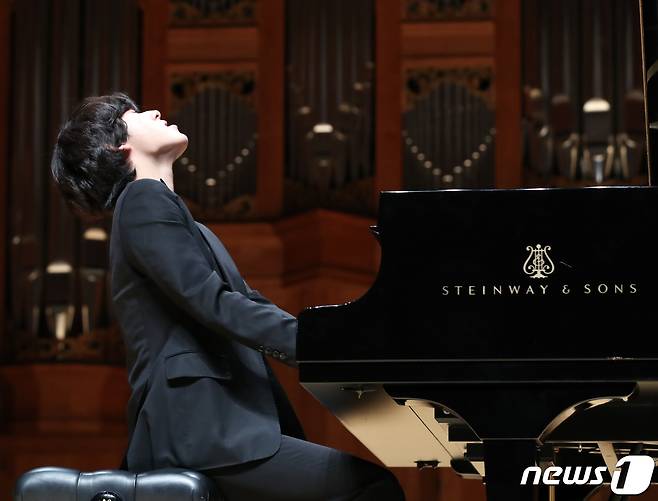 피아니스트 임윤찬이 30일 오후 서울 서초구 한국예술종합대학에서 열린 제16회 반 클라이번 콩쿠르 우승기념 기자간담회에서 피아노 연주를 하고 있다.  2022.6.30/뉴스1 © News1 송원영 기자