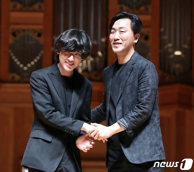 피아니스트 임윤찬과 손민수 한국예술종합대학 교수가 30일 오후 서울 서초구 한국예술종합대학에서 열린 제16회 반 클라이번 콩쿠르 우승기념 기자간담회에서 악수를 하고 있다. 2022.6.30/뉴스1 © News1 송원영 기자