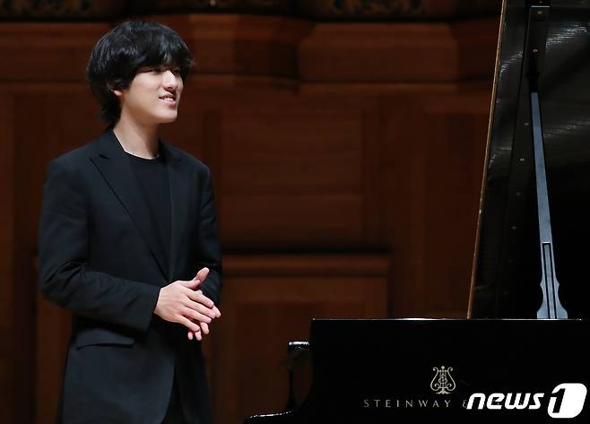 피아니스트 임윤찬이 30일 오후 서울 서초구 한국예술종합대학에서 열린 제16회 반 클라이번 콩쿠르 우승기념 기자간담회에서 피아노 연주를 마친 후 인사를 하고 있다. 임윤찬은 지난 18일(현지시간) 미국 텍사스 포트워스에서 북미 최고권위의 음악 콩쿠르인 제16회 반 클라이번 국제 콩쿠르에서 우승했다. 콩쿠르 역사상 최연소 우승기록이다. 또한 특별상으로 신작 최고연주상과 청중상을 수상함으로서 대회 3관왕을 기록했다. 2022.6.30/뉴스1 © News1 송원영 기자