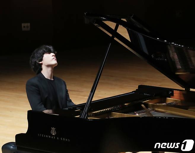 피아니스트 임윤찬이 30일 오후 서울 서초구 한국예술종합대학에서 열린 제16회 반 클라이번 콩쿠르 우승기념 기자간담회에서 피아노 연주를 하고 있다. 2022.6.30/뉴스1 © News1 송원영 기자