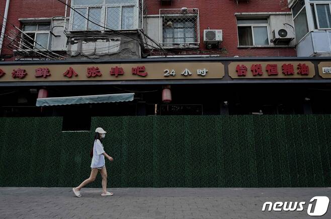 16일(현지시간) 코로나19 재봉쇄가 일부 시행된 중국 베이징 거리에서 주민이 산책을 하고 있다. © AFP=뉴스1 © News1 우동명 기자