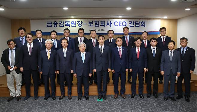 이복현 금융감독원장(하단 중앙)이 30일 서울 종로구 생명보험교육문화센터에서 열린 보험사 CEO와의 간담회에 참석해 CEO들과 기념촬영을 하고 있다. (금감원 제공)© 뉴스1