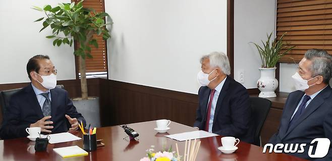 권영세 통일부 장관이 30일 청사에서 방인성 대북협력민간단체협의회(북민협) 회장 등과 면담하고 있다. 2022.6.30/뉴스1 © News1 김명섭 기자