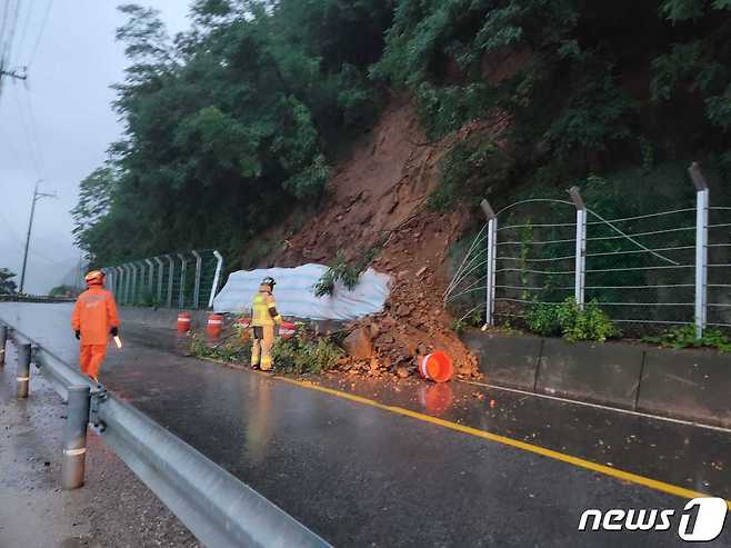 100㎜가 넘는 장맛비가 내린 30일 강원 춘천시 서면 현암리 의암호반길에 토사가 유출돼  안전조치가 이뤄지고 있다.(강원도소방본부 제공)© 뉴스1