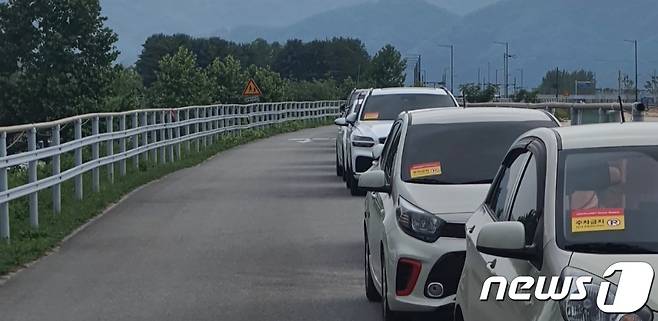 춘천 레고랜드 인근 제방도로에 주차된 차량에 부착된 주차 금지 스티커(뉴스1 DB)