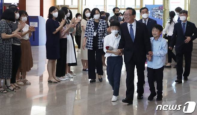 송철호 울산시장이 30일 직원들의 환송을 받으며 시청을 떠나고 있다. 2022.6.30/뉴스1 © News1 조민주 기자