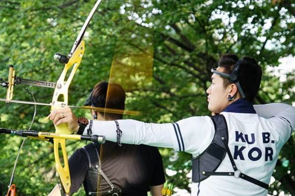 양궁 대표팀이 과학 훈련을 위해 뇌파 측정 장비를 부착하고 훈련하는 모습. 사진=국민체육진흥공단 제공