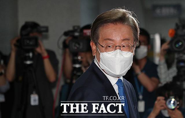 민주당 이재명 의원이 지난 7일 오전 국회 의원회관으로 첫 등원을 하며 의원실 앞에서 백브리핑을 하고 있다. /이선화 기자