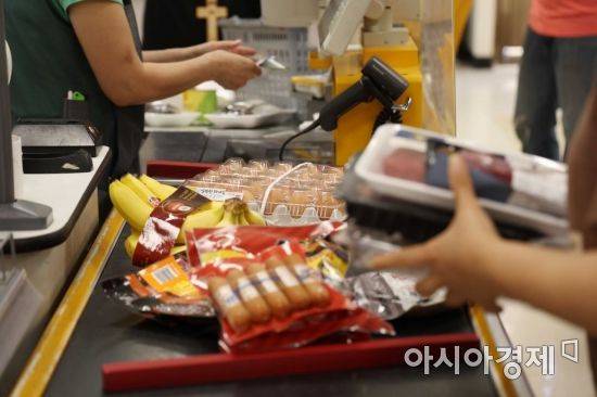 코로나19 사태와 러시아·우크라이나 전쟁, 중국의 봉쇄 조치, 미국의 기준금리 인상, 국제유가의 고공행진 등으로 물가 상승이 이어지고 있다. 20일 서울 시내 한 대형마트에서 시민들이 장을 보고 있다. /문호남 기자 munonam@