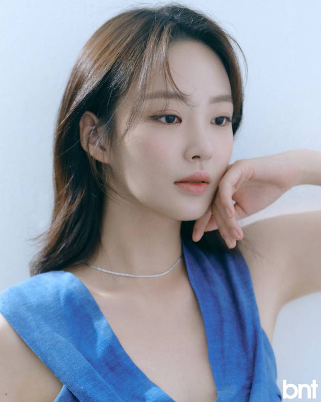 데님 슬리브리스 톱은 손정완, 네크리스는 로아주(ROAJU) 제품.