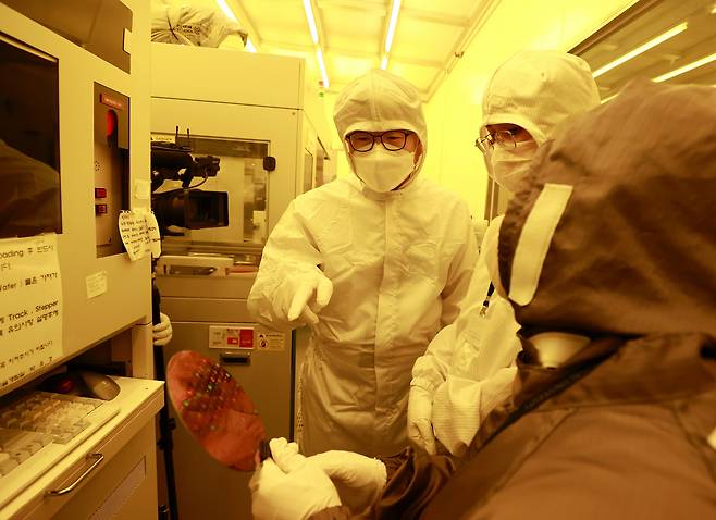 장상윤 교육부 차관이 20일 서울대 반도체공동연구소에서 주요 제조 공정과 반도체 실습 교육 현황 등을 살펴보고 있다. /교육부