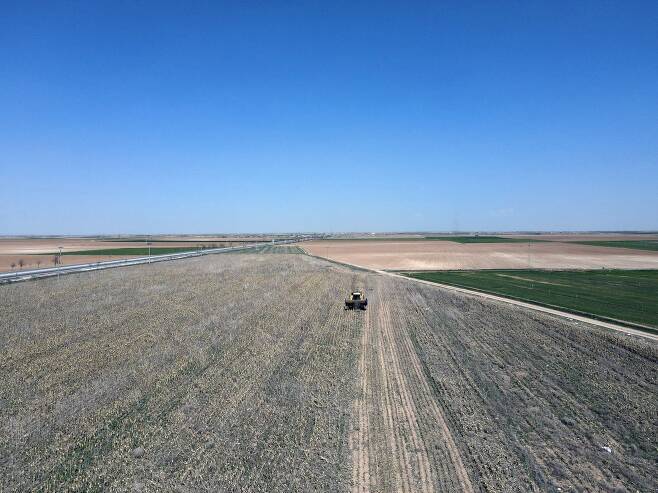 튀르키예 콘야에 있는 넓은 밭에서 농부가 트랙터로 작업하고 있다. /신화통신