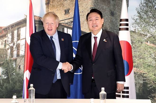 나토(NATO) 정상회의에 참석한 윤석열 대통령과 보리스 존슨 영국 총리가 30일 오후(현지 시각) 스페인 마드리드 이페마(IFEMA) 국제회의장에서 정상회담에 앞서 기념촬영을 하고 있다. /뉴스1