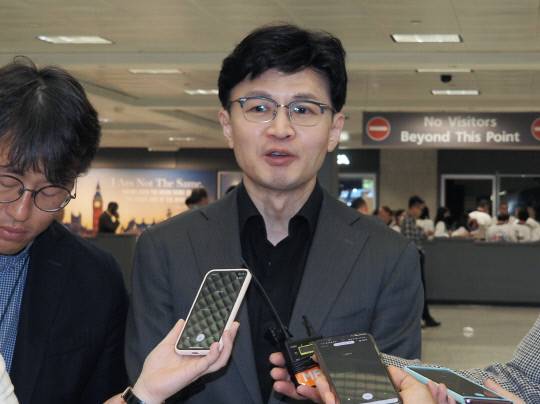 한동훈 법무부 장관이 29일(현지시간) 워싱턴 덜레스 국제공항에서 취재진의 질문에 답변하고 있다. [사진=연합뉴스]