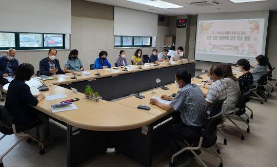 계룡시는 오는 9월 전국 최초로 도시농업 힐링 페스티벌을 갖기로 했다. 행사의 성공개최를 위해 간담회를 갖고 있다. 사진=계룡시 제공