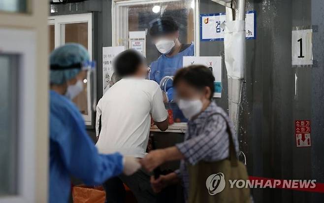 30일 오전 서울역 광장에 마련된 코로나19 임시 선별검사소에서 시민들이 검사를 받고 있다. ⓒ연합뉴스