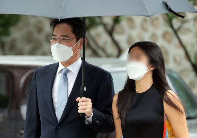 이재용 삼성전자 부회장과 딸 원주 씨가 27일 정의선 현대자동차그룹 회장의 장녀 진희 씨가 결혼식을 올린 서울 중구 정동제일교회로 걸어 들어가고 있다. 뉴스1