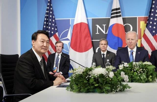 윤석열 대통령이 지난 29일(현지시간) 마드리드 이페마(IFEMA)에서 조 바이든 미국 대통령, 기시다 후미오 일본 총리와 한미일 정상회담을 하고 있다. 대통령실 제공