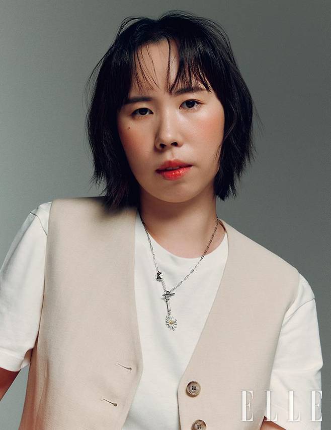 (오른쪽) 김정은이 입은 티셔츠는 Pangaia. 베스트는COS. 목걸이는 Vintage Hollywood.