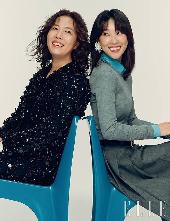 김정영이 입은 비즈 재킷과 스커트는 모두 Miu Miu. 하윤경이 입은 니트 톱과 레이어드한 블루 컬러 셔츠, 플리츠스커트, 레더 벨트는 모두 Miu Miu.