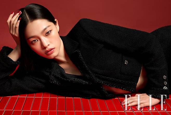 입술 위에 안착한 로즈우드 컬러가 세련된 무드를 자아낸다. 샤넬의 첫 번째 하이엔드 립스틱, 루쥬 알뤼르 렉스트레, 818로 입술을 꽉 채우고, 립 라인을 블러링하듯 마무리한다. 네일은 르 베르니, 500 루쥬 에쌍시엘을 바른 것. 사용 제품은 모두 Chanel. 블랙 재킷과 스커트는 모두 Chanel.