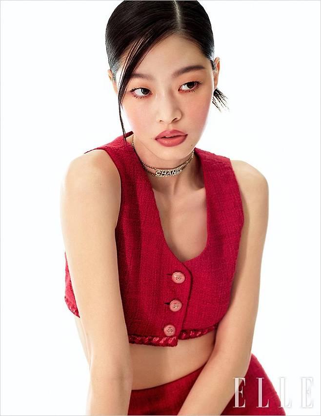 두 가지 컬러의 루쥬 알뤼르 렉스트레로 연출한 옴브레 립 메이크업. 입술 안쪽은 핑크 베이지 컬러인 루쥬 알뤼르 렉스트레, 814로 채우고, 립 라인을 따라 웜 핑크 컬러인 루쥬 알뤼르 렉스트레, 818을 발라 위트 있게 연출한다. 사용 제품은 모두 Chanel. 레드 컬러 톱과 스커트, 목걸이는 모두 Chanel.