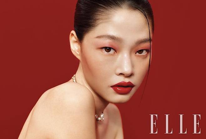 강렬한 레드 컬러로 꽉 채운 아현의 입술에서 당당함과 자신감이 느껴진다. 루쥬 알뤼르 렉스트레, 854를 립 라인에 똑 떨어지게 꽉 채워 바르고 레 꺄트르 옹브르, 268 깡되르 에 엑스뻬리앙스를 눈두덩과 광대뼈 아래까지 넓게 터치해 레드 색감으로 연결해 준다. 사용 제품은 모두 Chanel. 목걸이는 Chanel.