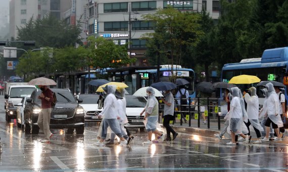 장맛비가 내리는 23일 오후 서울 세종대로사거리 횡단보도에서 우산을 쓰고 우비를 입은 시민들이 발걸음을 재촉하고 있다. /사진=뉴스1
