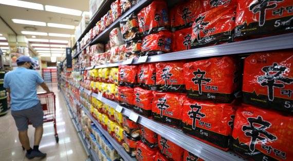 인도의 밀 수출 중단으로 밀 가격이 고공행진 중이고, 인도네시아는 팜유 수출을 재개한 뒤에 추가적인 규제를 단행하고 있는 가운데 국내 라면업계의 2분기 실적이 1분기 대비해 큰 폭으로 하락할 수 있다는 전망이 나왔다. 사진은 14일 오전 서울 시내 한 대형마트에서 시민이 라면 코너에 진열된 제품들을 살펴보고 있는 모습. 2022.06.14. livertrent@newsis.com <저작권자ⓒ 공감언론 뉴시스통신사. 무단전재-재배포 금지.> /사진=뉴시스화상