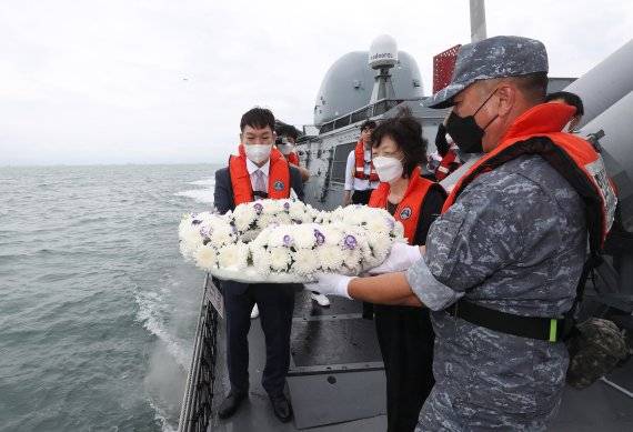 제2연평해전 승전 20주년인 29일 오후 서해상에서 해전 전사자 고(故) 윤영하 소령의 동생 윤영민씨와 모친 황덕희씨가 헌화를 하고 있다. 사진=뉴스1