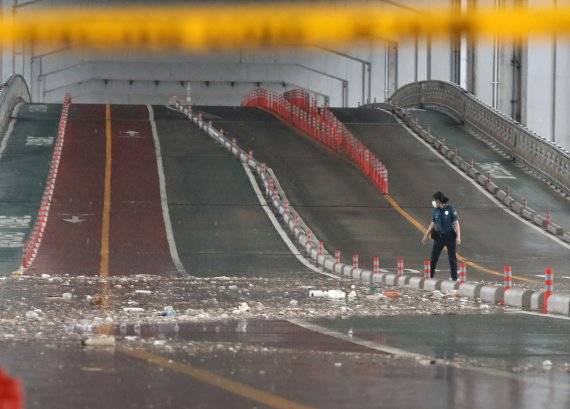 장마전선이 중부지방을 중심으로 강하게 발달하면서 수도권과 영서 남부, 충청 북부에 호우 경보가 발효된 30일 서울 잠수교 북단에서 경찰이 불어난 수위를 점검하고 있다. /사진=뉴스1