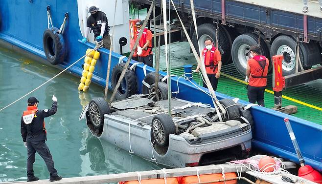 경찰이 29일 오전 전남 완도군 신지면 송곡선착장 인근 바닷속에 잠겨있는 조유나(10)양 가족의 차량을 인양하고 있다.연합뉴스