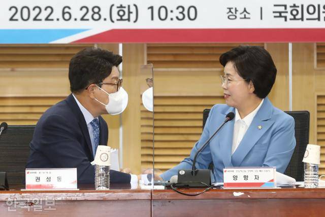 권성동(왼쪽) 국민의힘 원내대표가 지난 28일 국회에서 열린 반도체산업 경쟁력 강화 특별위원회 제1차회의에서 더불어민주당 출신인 양향자 특위 위원장과 대화하고 있다. 고영권 기자