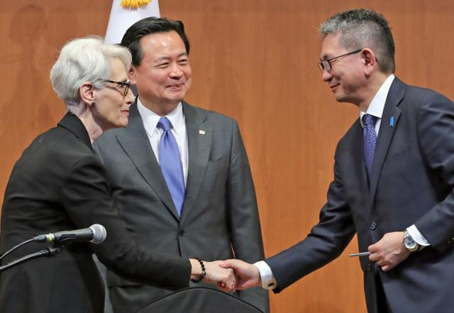 조현동(가운데) 외교부 1차관과 웬디 셔먼(왼쪽) 미국 국무부 부장관, 모리 다케오 일본 외무성 사무차관이 8일 서울 종로구 외교부 청사에서 열린 제10차 한미일 외교차관 협의회에 대한 결과를 공동으로 언론에 발표한 뒤 악수를 나누고 있다. 뉴스1